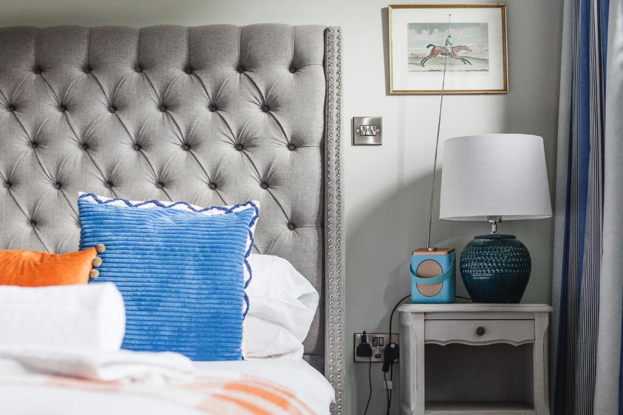 The George Inn Barford St Michael Luaran gambar A bedroom with a bedside table