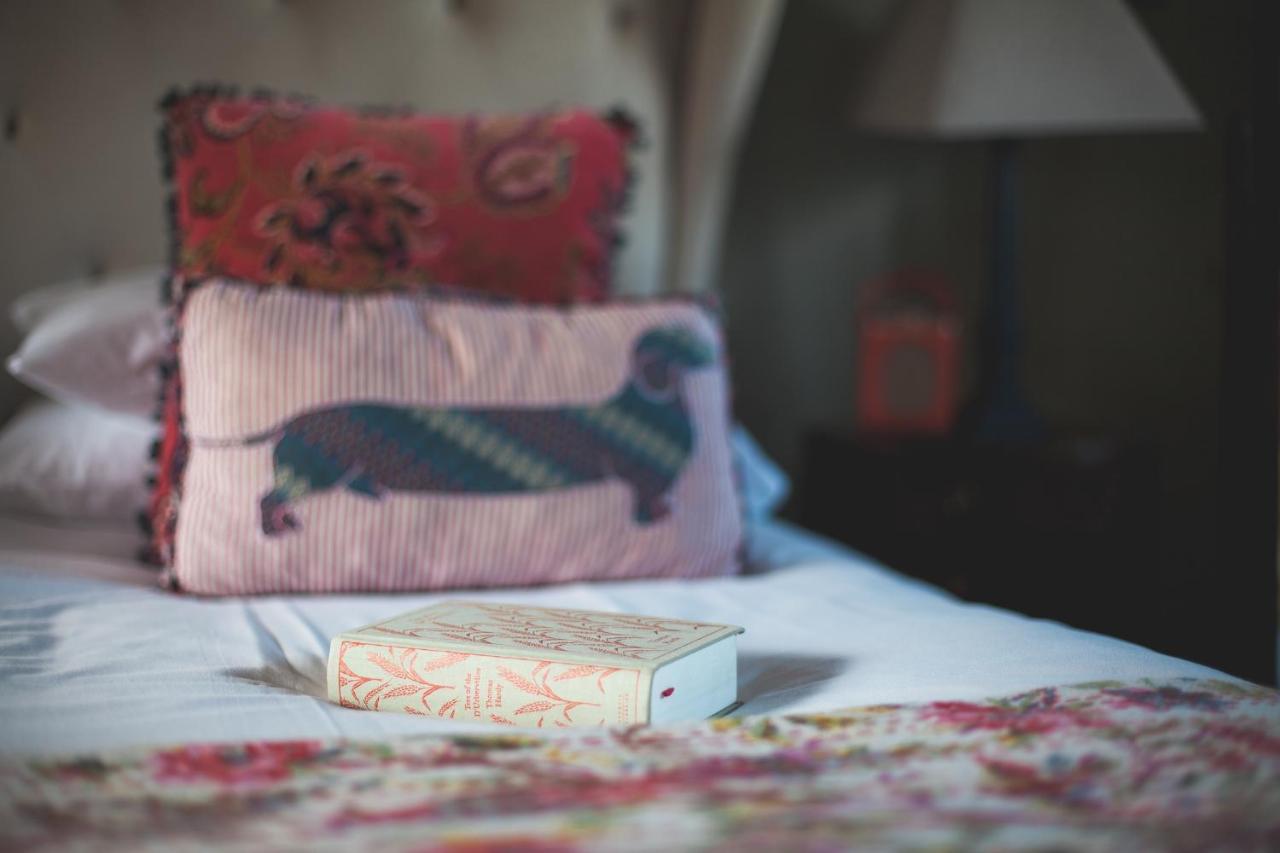 The George Inn Barford St Michael Luaran gambar A book on a bed
