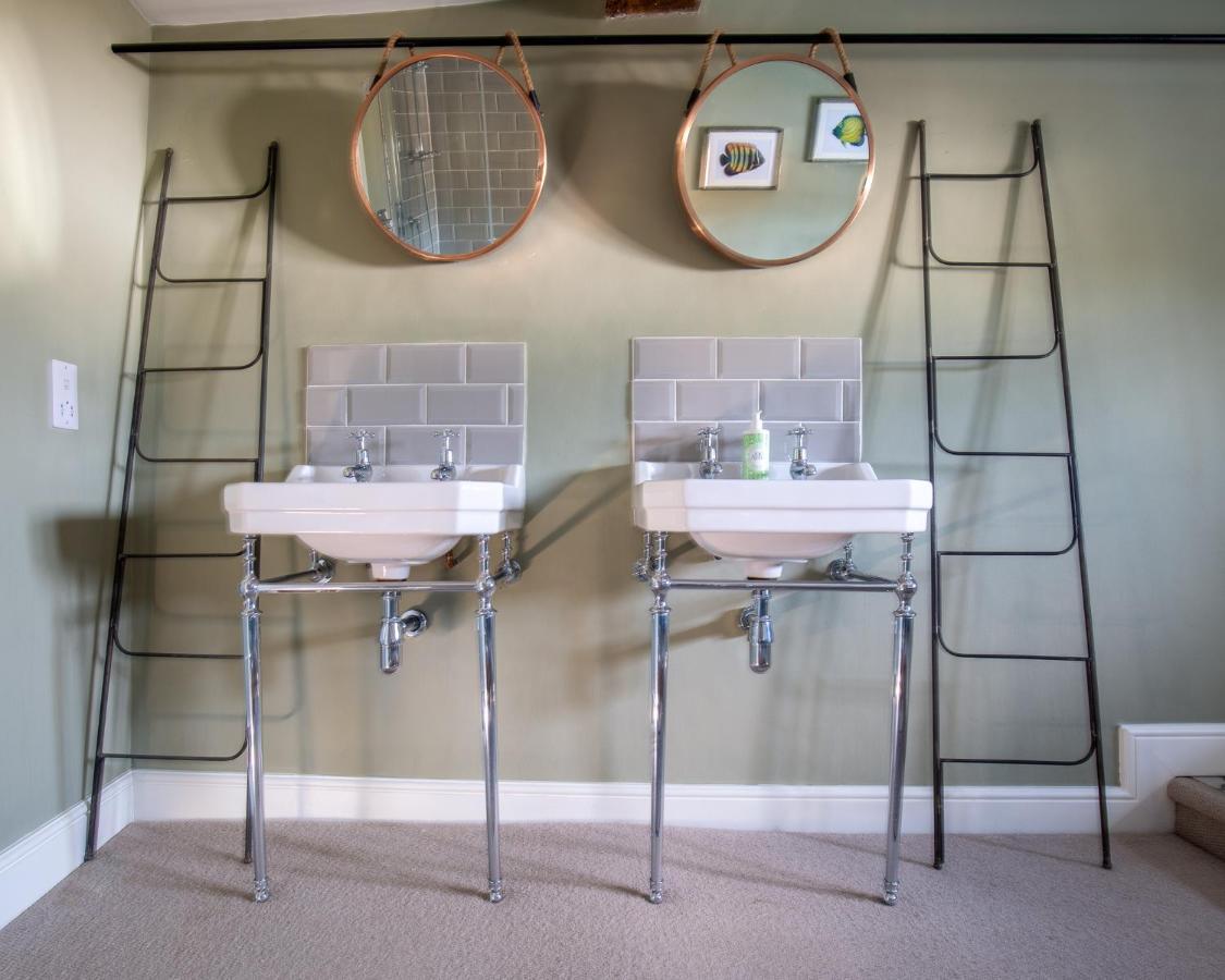The George Inn Barford St Michael Luaran gambar A pair of decorative metal ladders