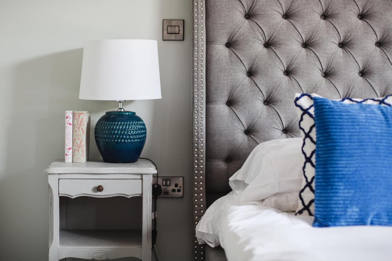 The George Inn Barford St Michael Luaran gambar A bedside table