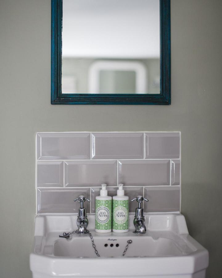 The George Inn Barford St Michael Luaran gambar Metro tiles in a bathroom