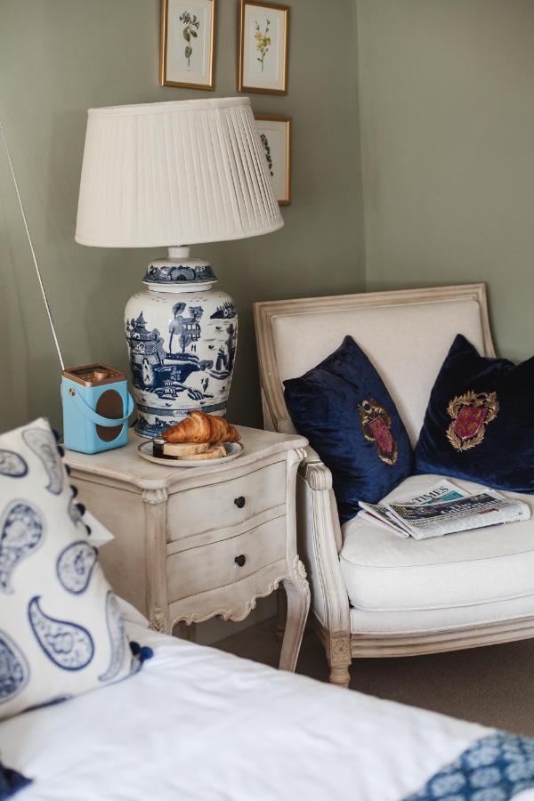 The George Inn Barford St Michael Luaran gambar A blue and white ginger jar