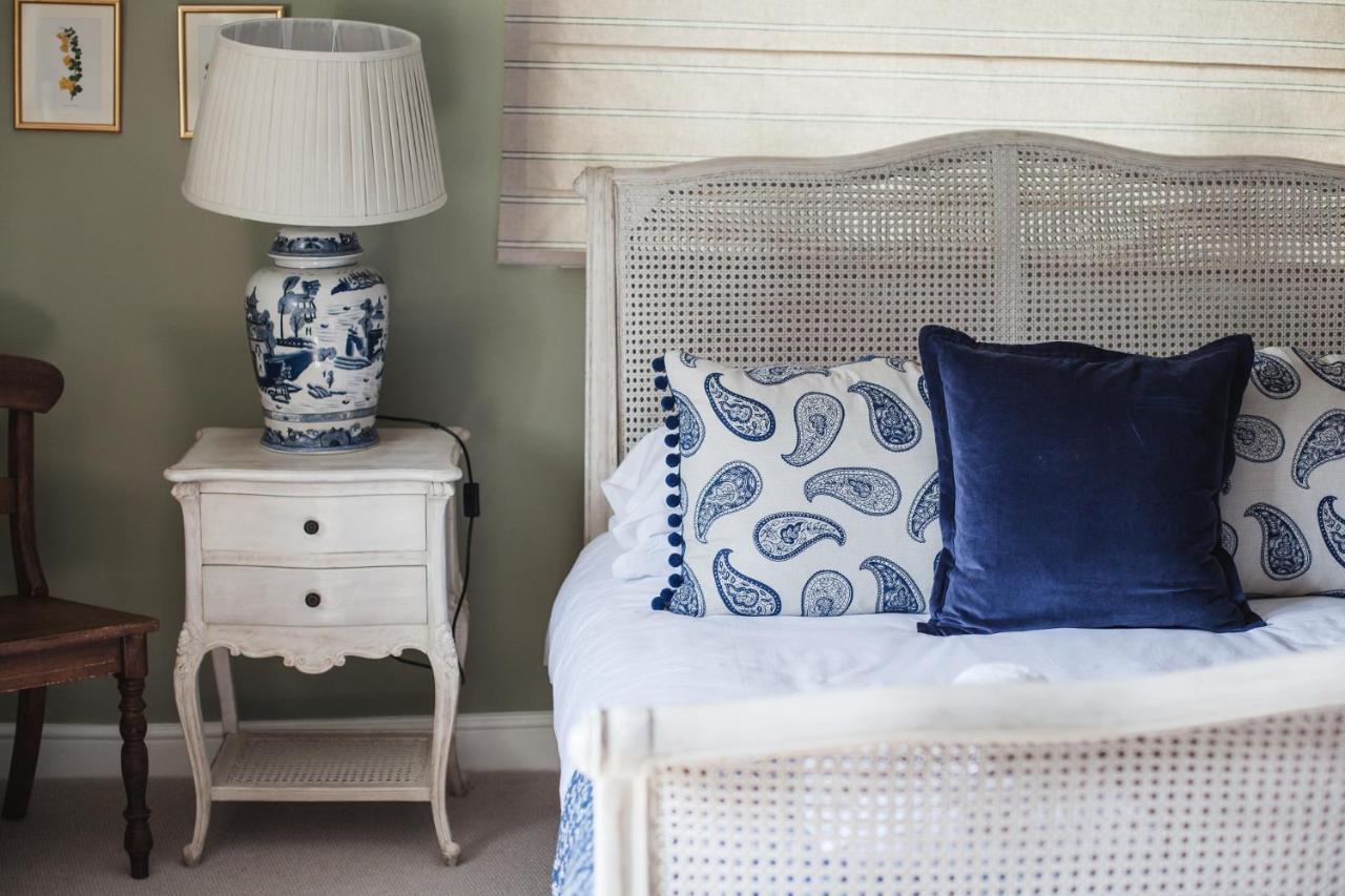 The George Inn Barford St Michael Luaran gambar A blue and white bedroom