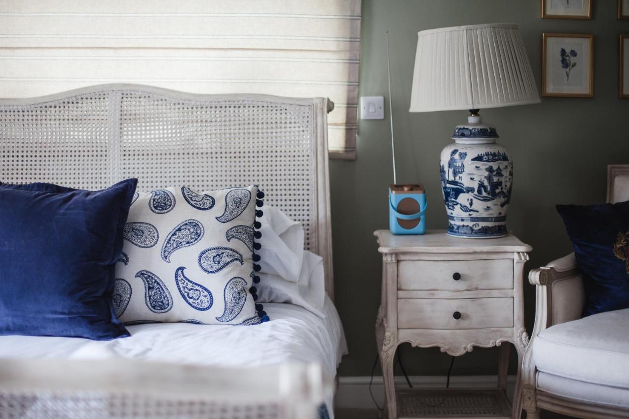 The George Inn Barford St Michael Luaran gambar A bedroom with a blue and white colour scheme