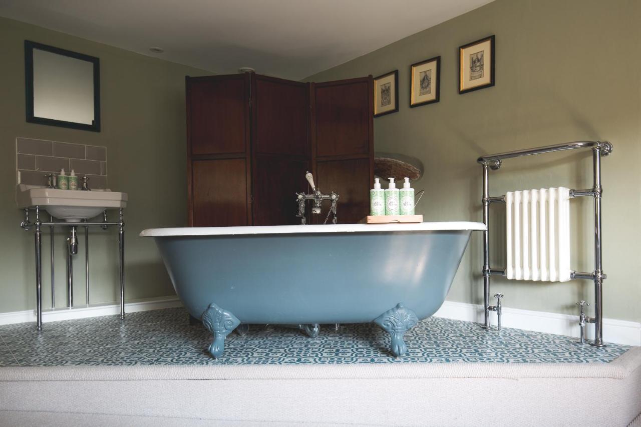 The George Inn Barford St Michael Luaran gambar A freestanding bathtub