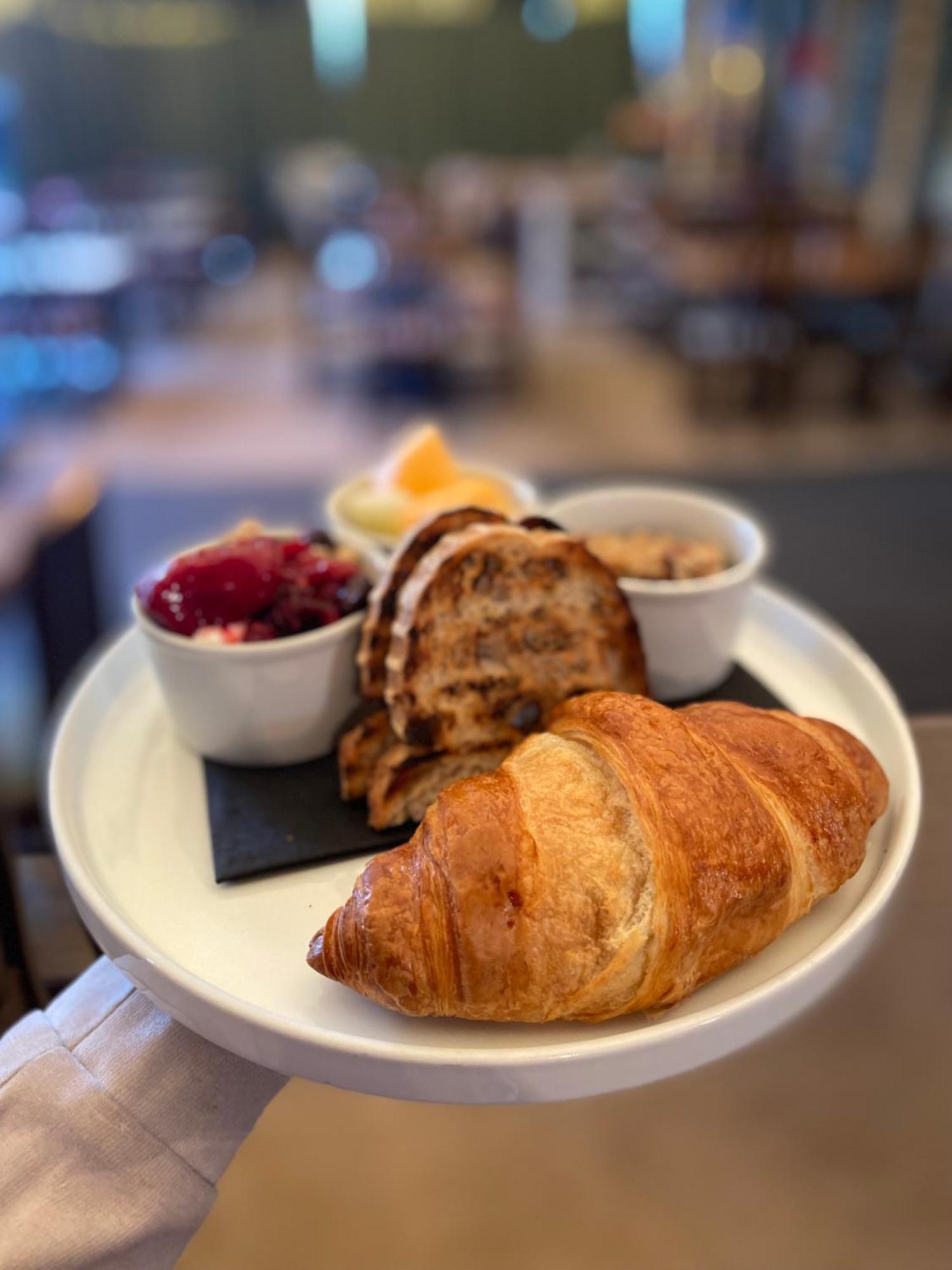 The George Inn Barford St Michael Luaran gambar Croissant and jam